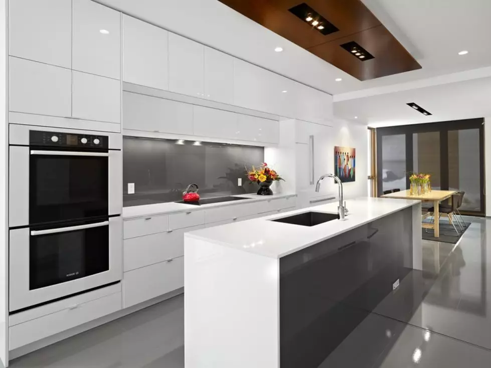 Biela lesklá kuchyňa (61 fotografií): kuchynské slúchadlá v interiéri dizajn v modernom štýle. Aký materiál je lepší? Aké sú fasády modulárnych kuchýň? Výhody a nevýhody 9560_35