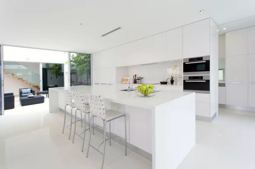 Nhà bếp bóng trắng (61 ảnh): Tai nghe nhà bếp trong thiết kế nội thất theo phong cách hiện đại. Tài liệu nào tốt hơn? Các mặt tiền của nhà bếp mô-đun là gì? Ưu điểm và nhược điểm 9560_36