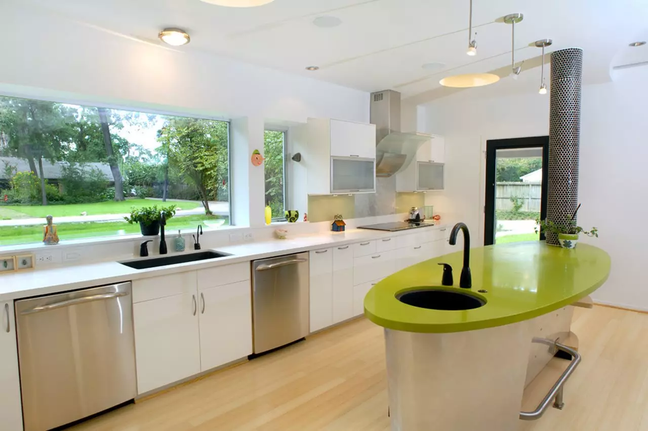 White Glossy Kitchen (61 foto): Headset dapur dalam desain interior dalam gaya modern. Bahan apa yang lebih baik? Apa fasad dapur modular? Keuntungan dan kerugian 9560_37