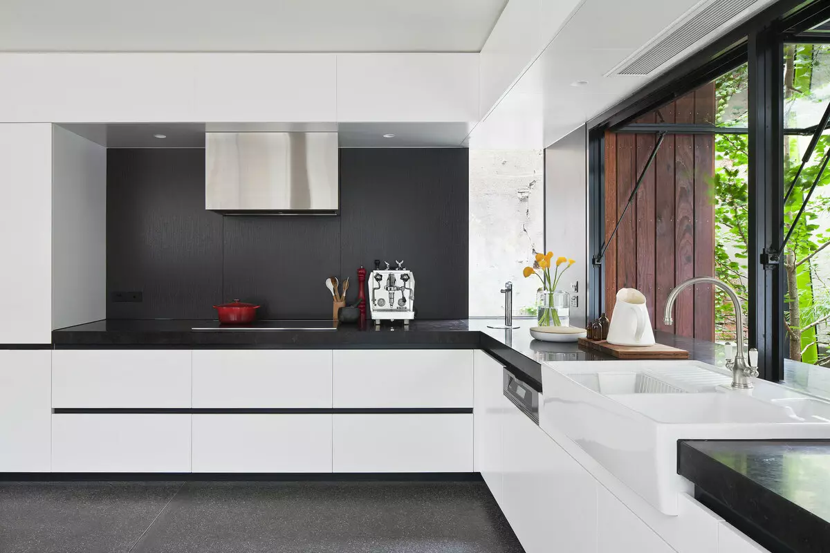 White Glossy Kitchen (61 foto): Headset dapur dalam desain interior dalam gaya modern. Bahan apa yang lebih baik? Apa fasad dapur modular? Keuntungan dan kerugian 9560_38