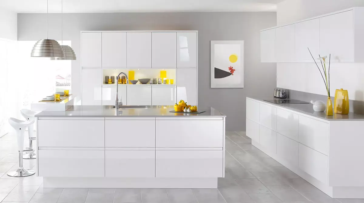 Bijela sjajna kuhinja (61 fotografije): Kuhinjska slušalica u dizajnu interijera u modernom stilu. Koji je materijal bolji? Koje su fasade modularnih kuhinja? Prednosti i nedostatci 9560_39
