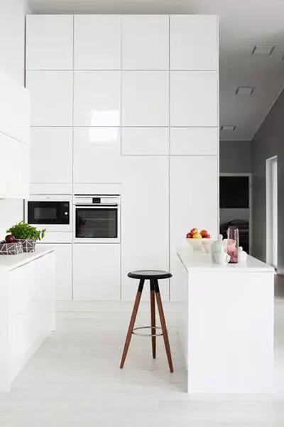 Biela lesklá kuchyňa (61 fotografií): kuchynské slúchadlá v interiéri dizajn v modernom štýle. Aký materiál je lepší? Aké sú fasády modulárnych kuchýň? Výhody a nevýhody 9560_41
