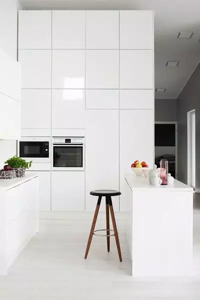 White glossy kicheni (61 photos): kicheni misoro mune yemukati madimikira mune zvazvino maitiro. Ndezvipi zvinhu zviri nani? Ndeapi maficha eModular Kitchens? Zvakanakira uye Zvakashata 9560_41