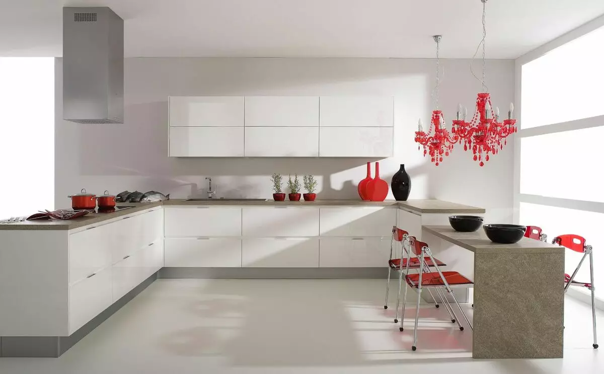 Biela lesklá kuchyňa (61 fotografií): kuchynské slúchadlá v interiéri dizajn v modernom štýle. Aký materiál je lepší? Aké sú fasády modulárnych kuchýň? Výhody a nevýhody 9560_42