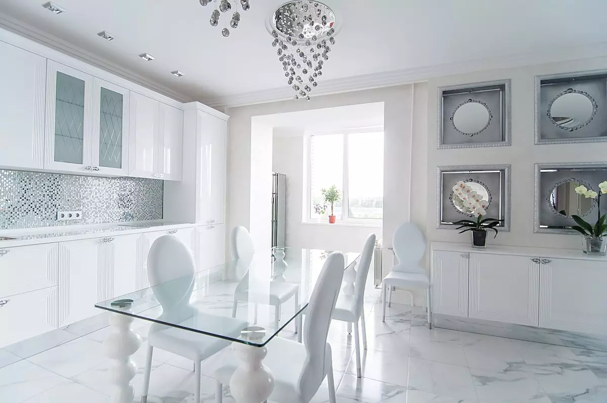 白色光澤廚房（61張照片）：現代風格的室內設計的廚房耳機。什麼材料更好？模塊化廚房的外牆是什麼？的優點和缺點 9560_43