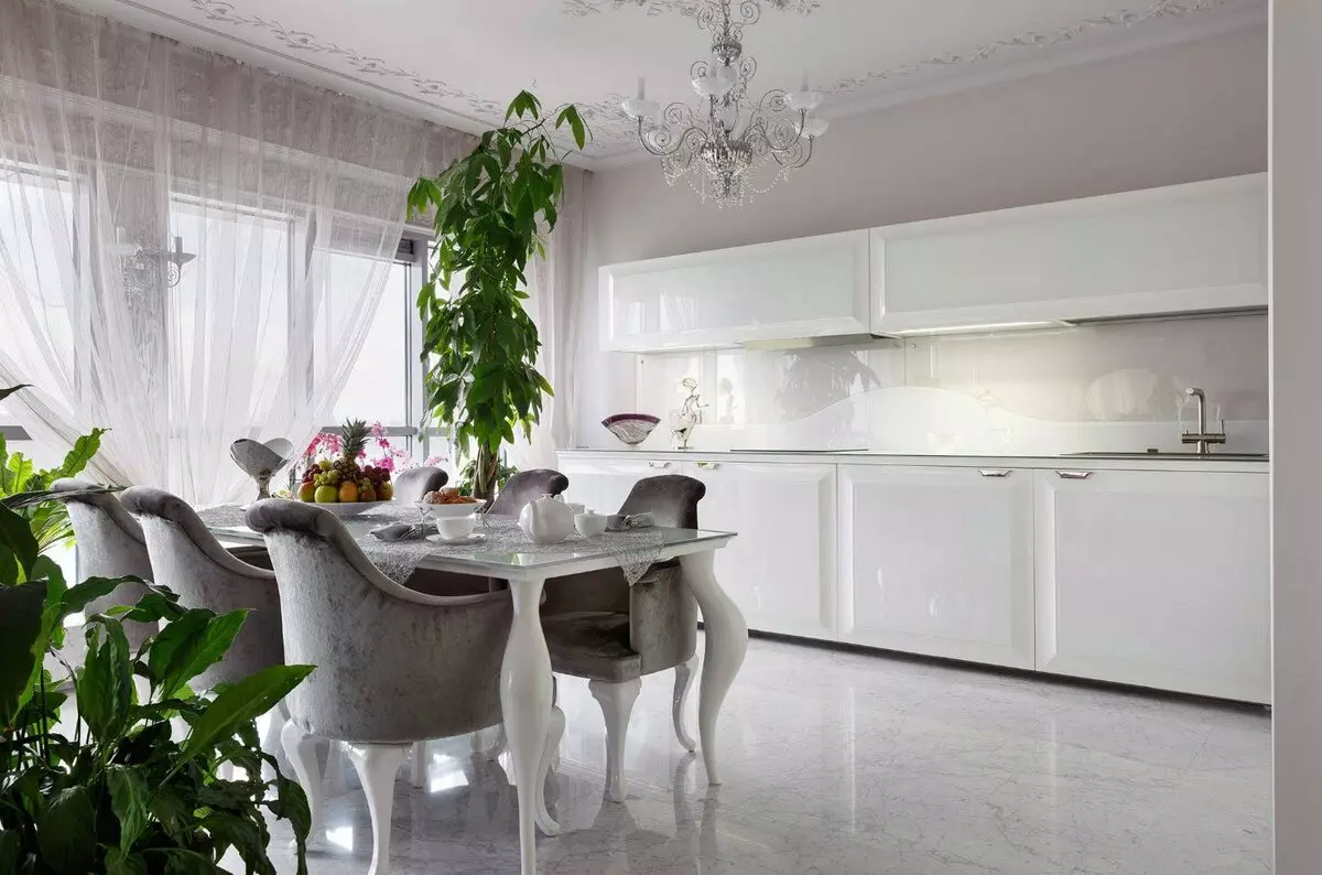 Biela lesklá kuchyňa (61 fotografií): kuchynské slúchadlá v interiéri dizajn v modernom štýle. Aký materiál je lepší? Aké sú fasády modulárnych kuchýň? Výhody a nevýhody 9560_44