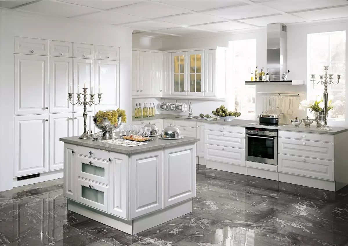 白色光泽厨房（61张照片）：现代风格的室内设计的厨房耳机。什么材料更好？模块化厨房的外墙是什么？优点和缺点 9560_45