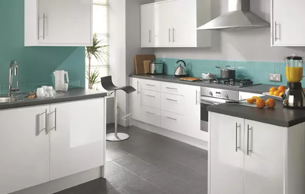 Біла глянцева кухня (61 фото): кухонні гарнітури в дизайні інтер'єру в сучасному стилі. Який матеріал краще? Якими бувають фасади модульних кухонь? Плюси і мінуси 9560_47