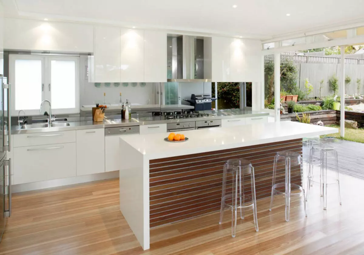 Cuina blanca brillant (61 fotos): auriculars de cuina en el disseny d'interiors en estil modern. Quin material és millor? Quines són les façanes de les cuines modulars? Avantatges i inconvenients 9560_5