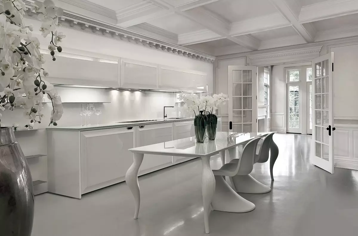 Hvit glanset kjøkken (61 bilder): Kjøkkenhodetelefoner i interiørdesignet i moderne stil. Hvilket materiale er bedre? Hva er fasadene av modulære kjøkken? Fordeler og ulemper 9560_53