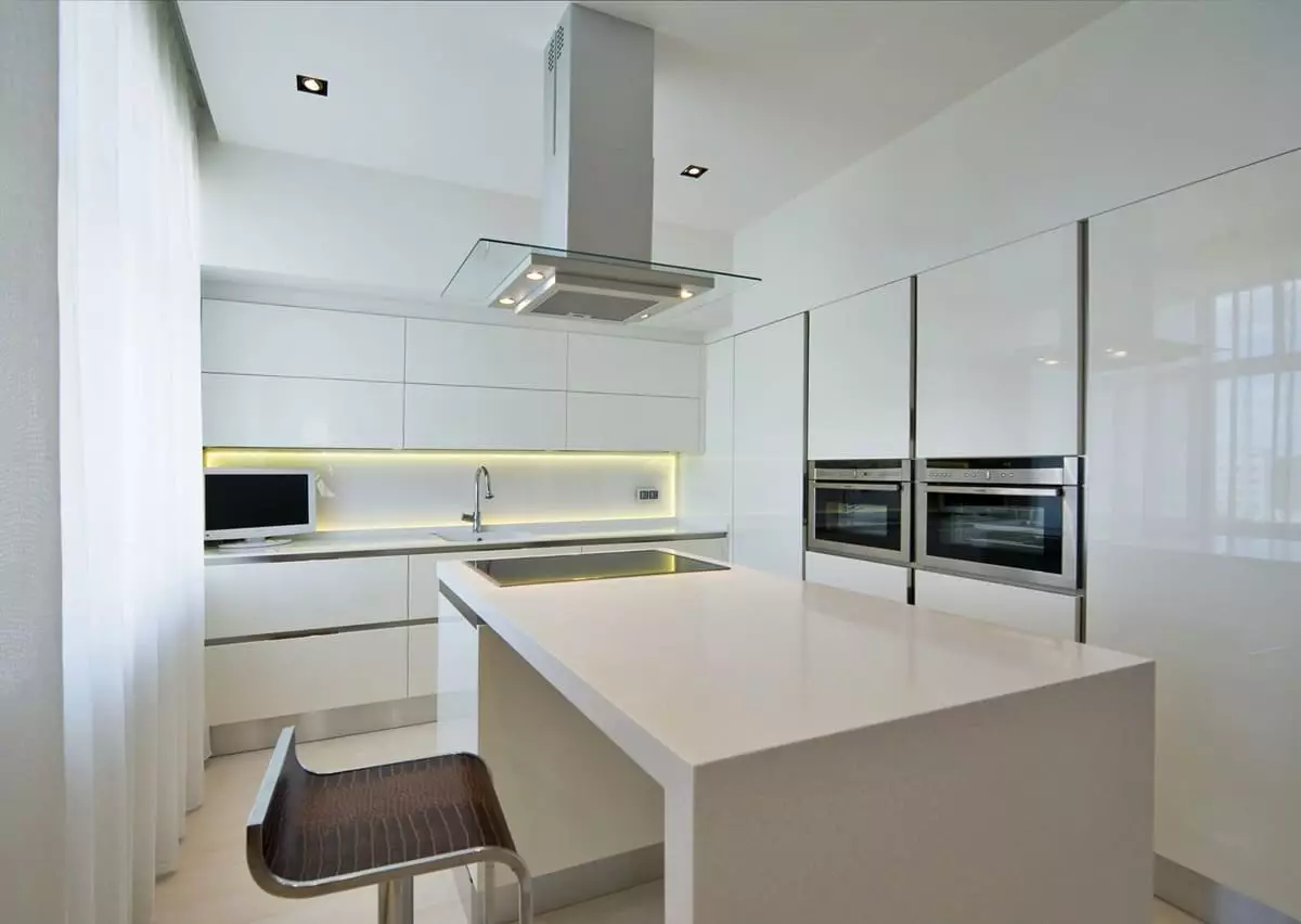 آشپزخانه براق سفید (61 عکس): هدست های آشپزخانه در طراحی داخلی در سبک مدرن. چه مواد بهتر است؟ نما از آشپزخانه مدولار چیست؟ مزایا و معایب 9560_56