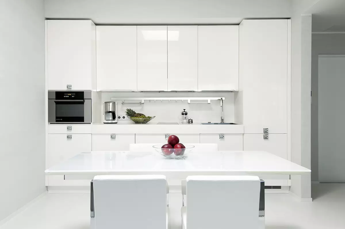 Hvit glanset kjøkken (61 bilder): Kjøkkenhodetelefoner i interiørdesignet i moderne stil. Hvilket materiale er bedre? Hva er fasadene av modulære kjøkken? Fordeler og ulemper 9560_58