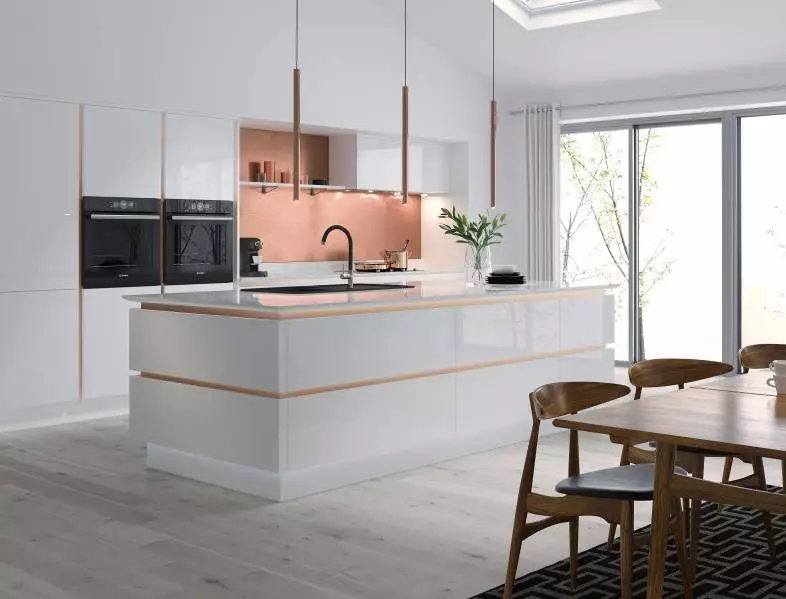 Біла глянцева кухня (61 фото): кухонні гарнітури в дизайні інтер'єру в сучасному стилі. Який матеріал краще? Якими бувають фасади модульних кухонь? Плюси і мінуси 9560_6