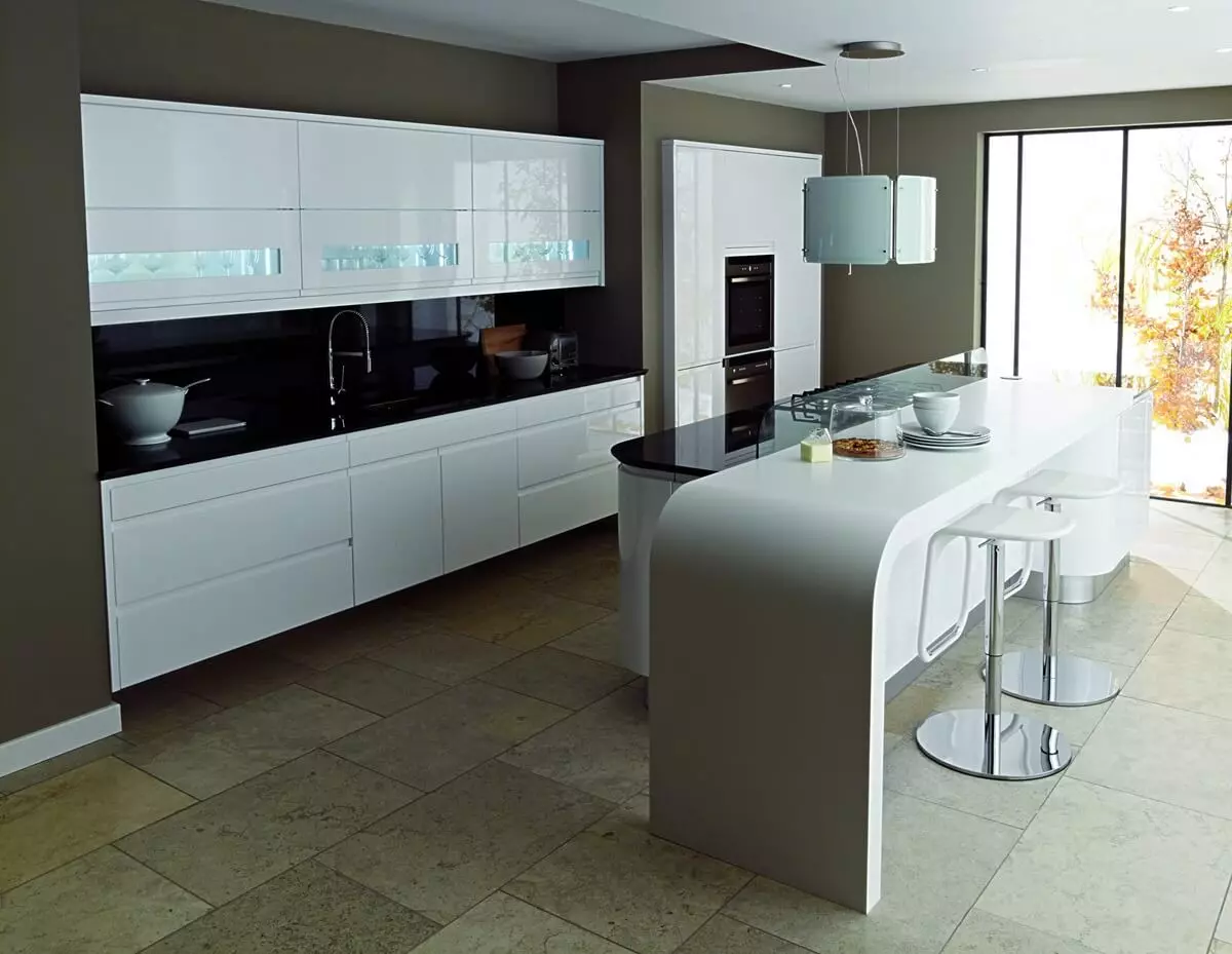 Cuina blanca brillant (61 fotos): auriculars de cuina en el disseny d'interiors en estil modern. Quin material és millor? Quines són les façanes de les cuines modulars? Avantatges i inconvenients 9560_61
