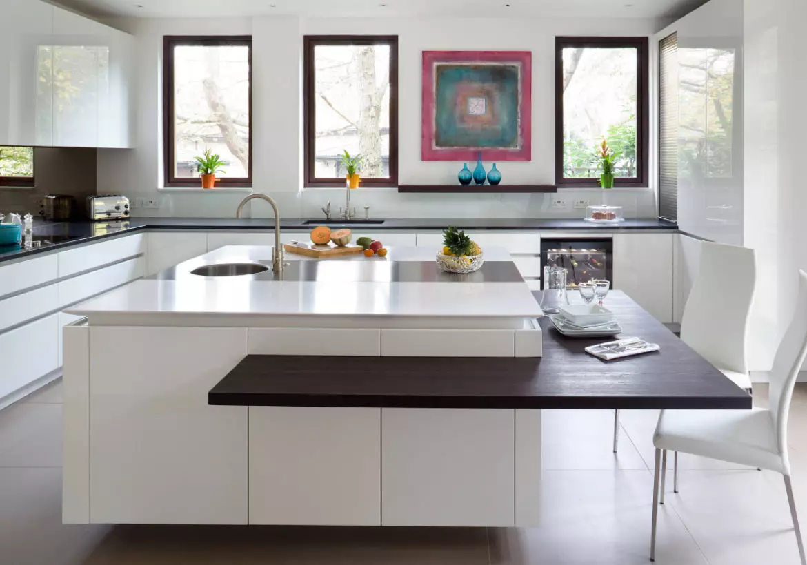 آشپزخانه براق سفید (61 عکس): هدست های آشپزخانه در طراحی داخلی در سبک مدرن. چه مواد بهتر است؟ نما از آشپزخانه مدولار چیست؟ مزایا و معایب 9560_7