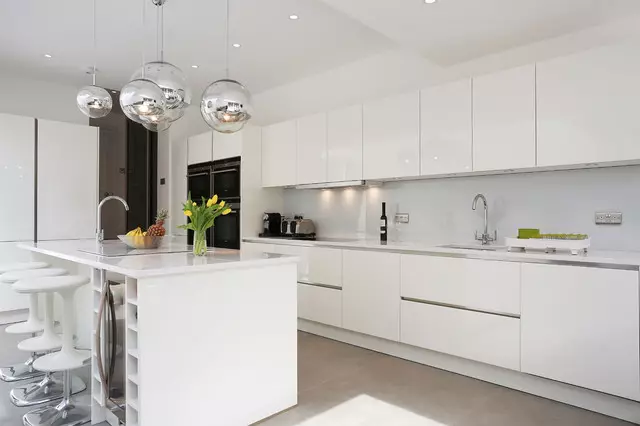 Hvit glanset kjøkken (61 bilder): Kjøkkenhodetelefoner i interiørdesignet i moderne stil. Hvilket materiale er bedre? Hva er fasadene av modulære kjøkken? Fordeler og ulemper 9560_8