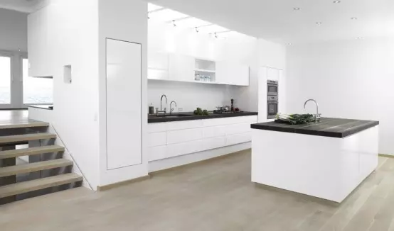 白色光澤廚房（61張照片）：現代風格的室內設計的廚房耳機。什麼材料更好？模塊化廚房的外牆是什麼？的優點和缺點 9560_9