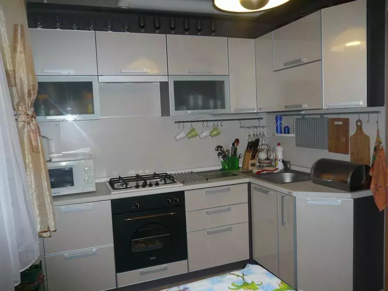 Hinged Cabinets for Kitchen (56 Photos): Kusina Suspended Wall Top Lockers 36-60 CM at 72-96 cm, Iba pang mga pagpipilian 9561_39