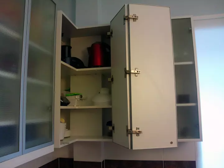 Окачените шкафове за кухня (56 снимки): кухненски окачен на стената топ шкафчета 36-60 см и 72-96 см, и други опции 9561_49