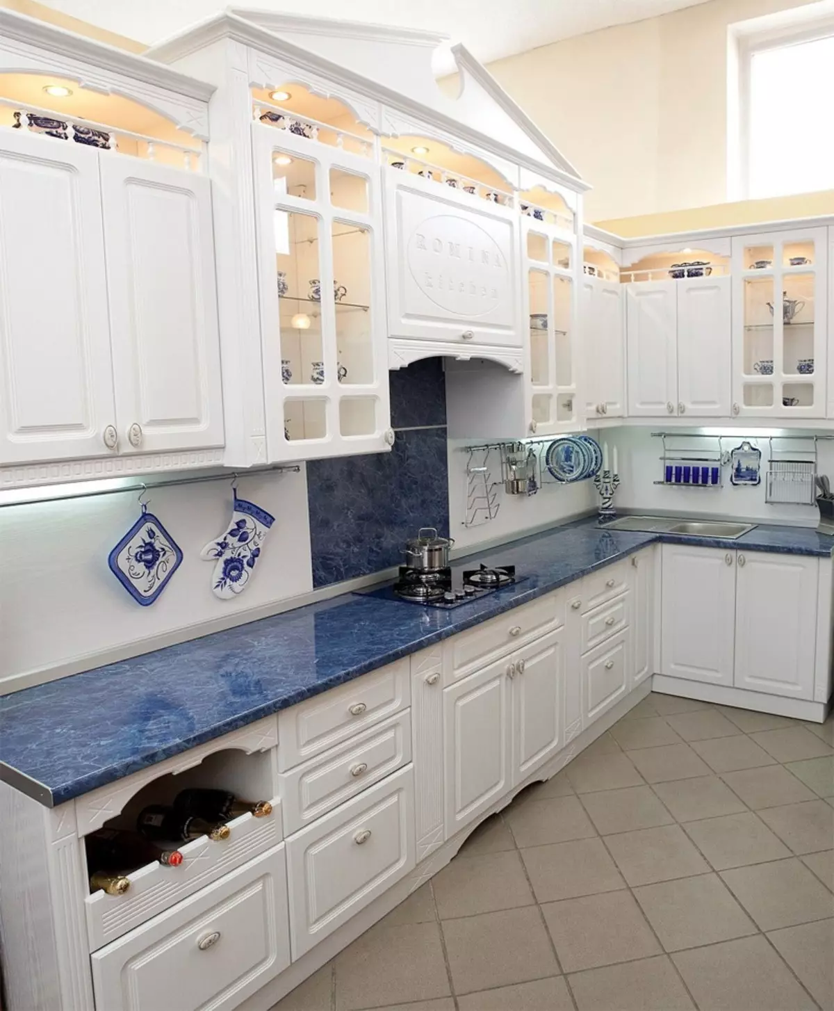 Голубая кухня с белой столешницей