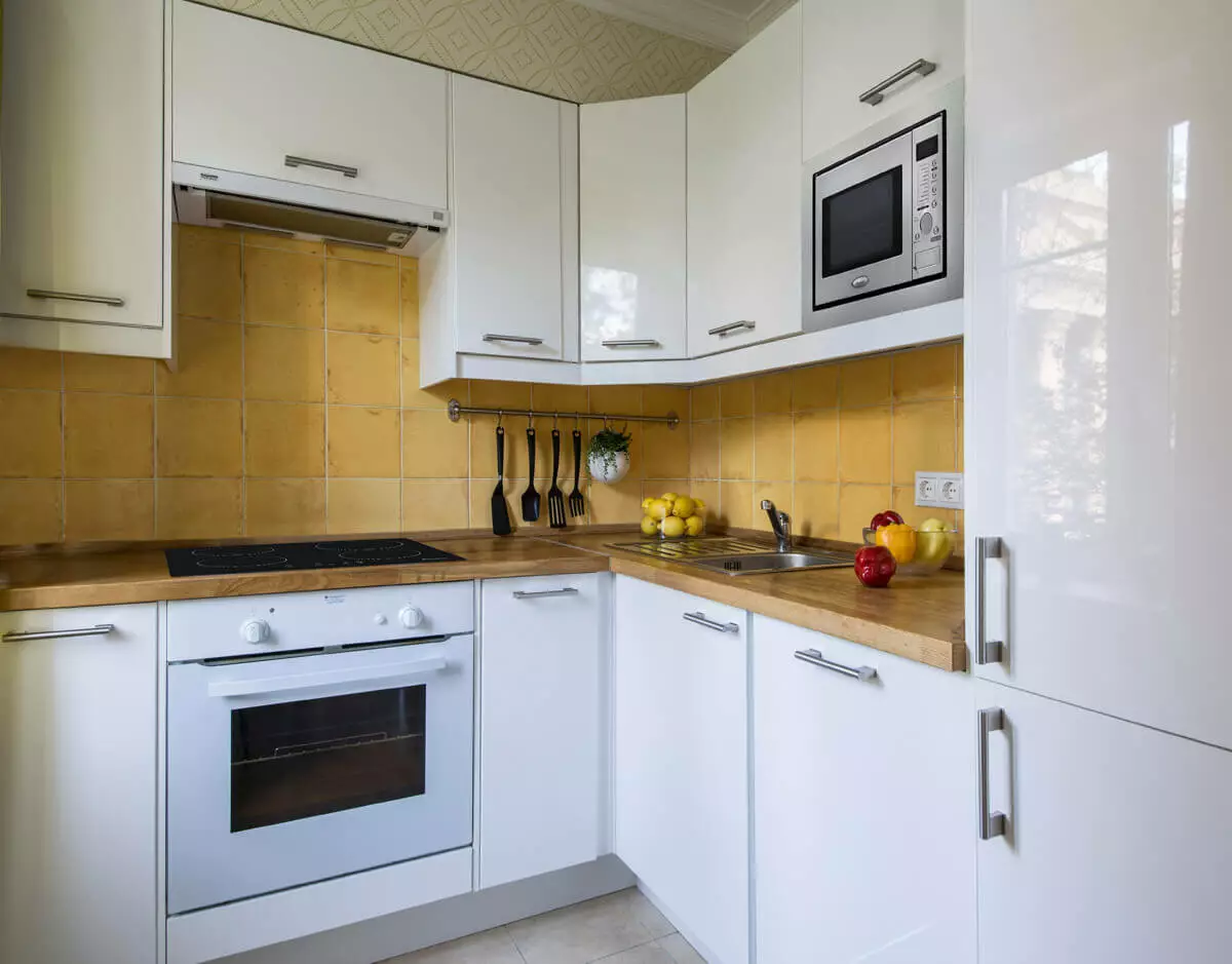 Hjørne kjøkken i Khrushchevka (60 bilder): Små kjøkken med kjøleskap i vinduet og vasken i hjørnet, andre ferdige kjøkken, designalternativer 9572_10