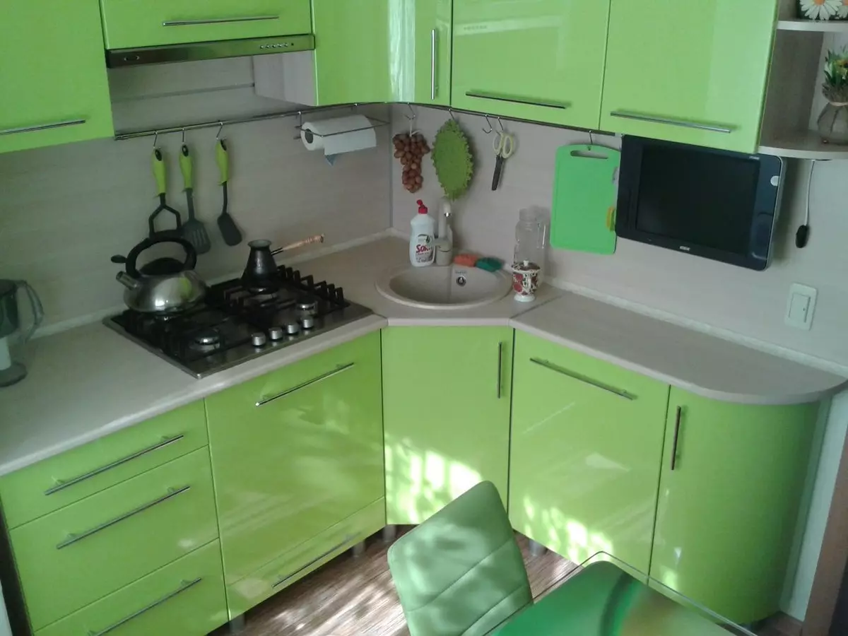Corner Kuchyne v Khruščov (60 fotografií): Malé kuchyne s chladničkou v okne a umývadlo v rohu, ďalšie pripravené kuchyne, možnosti dizajnu 9572_13