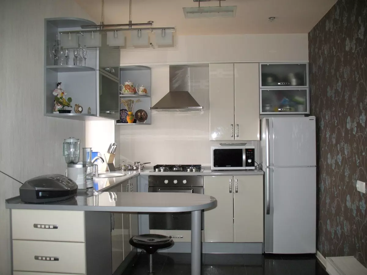 Corner Kuchyne v Khruščov (60 fotografií): Malé kuchyne s chladničkou v okne a umývadlo v rohu, ďalšie pripravené kuchyne, možnosti dizajnu 9572_18
