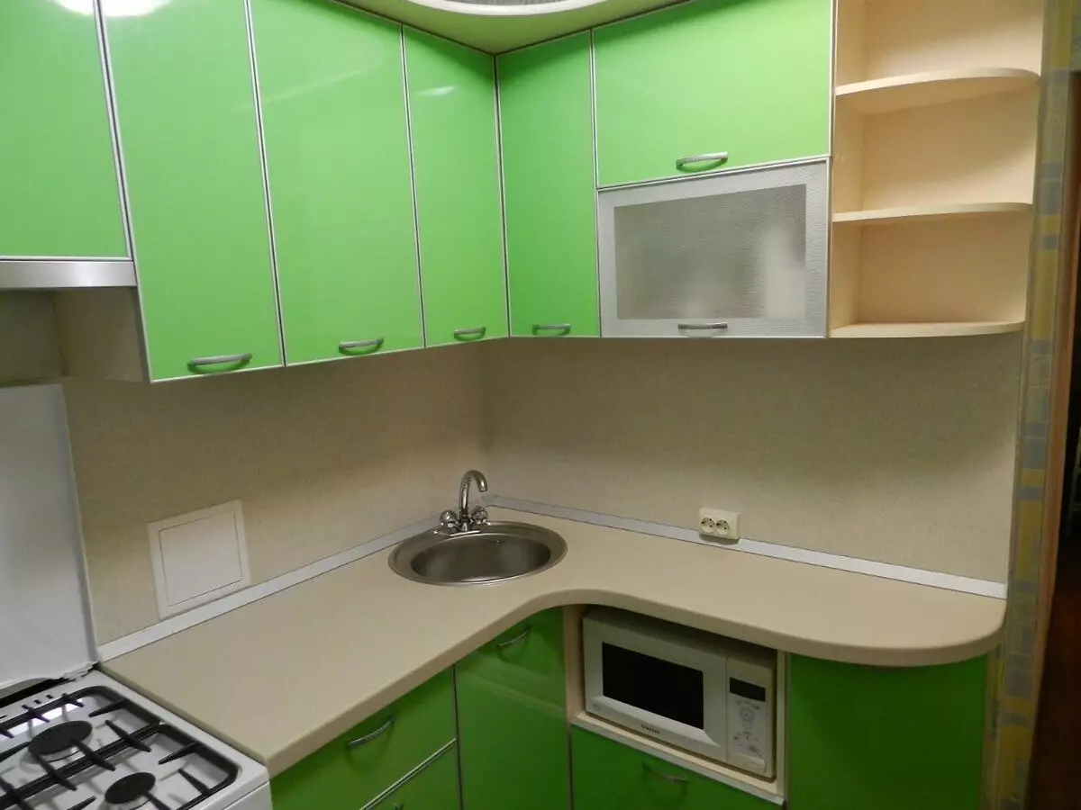 Corner Kuchyne v Khruščov (60 fotografií): Malé kuchyne s chladničkou v okne a umývadlo v rohu, ďalšie pripravené kuchyne, možnosti dizajnu 9572_23