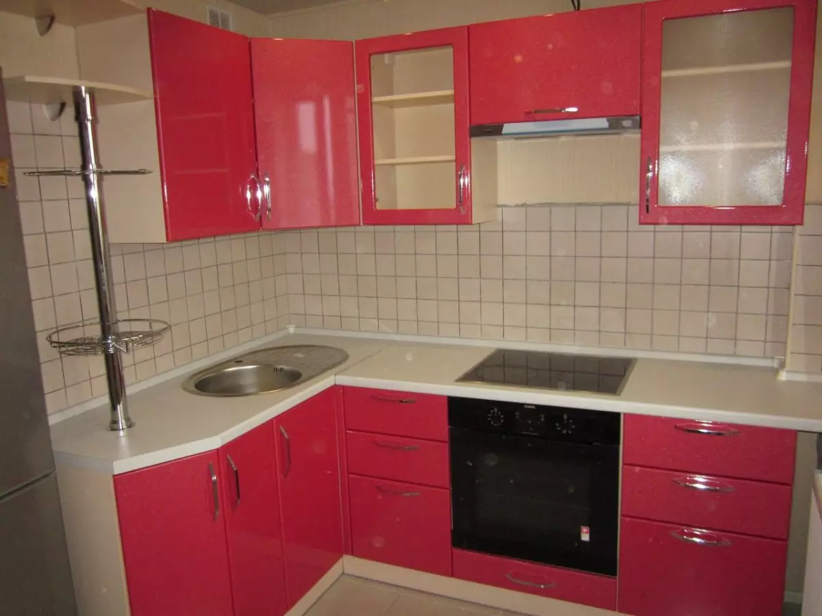 Corner Kuchyne v Khruščov (60 fotografií): Malé kuchyne s chladničkou v okne a umývadlo v rohu, ďalšie pripravené kuchyne, možnosti dizajnu 9572_3