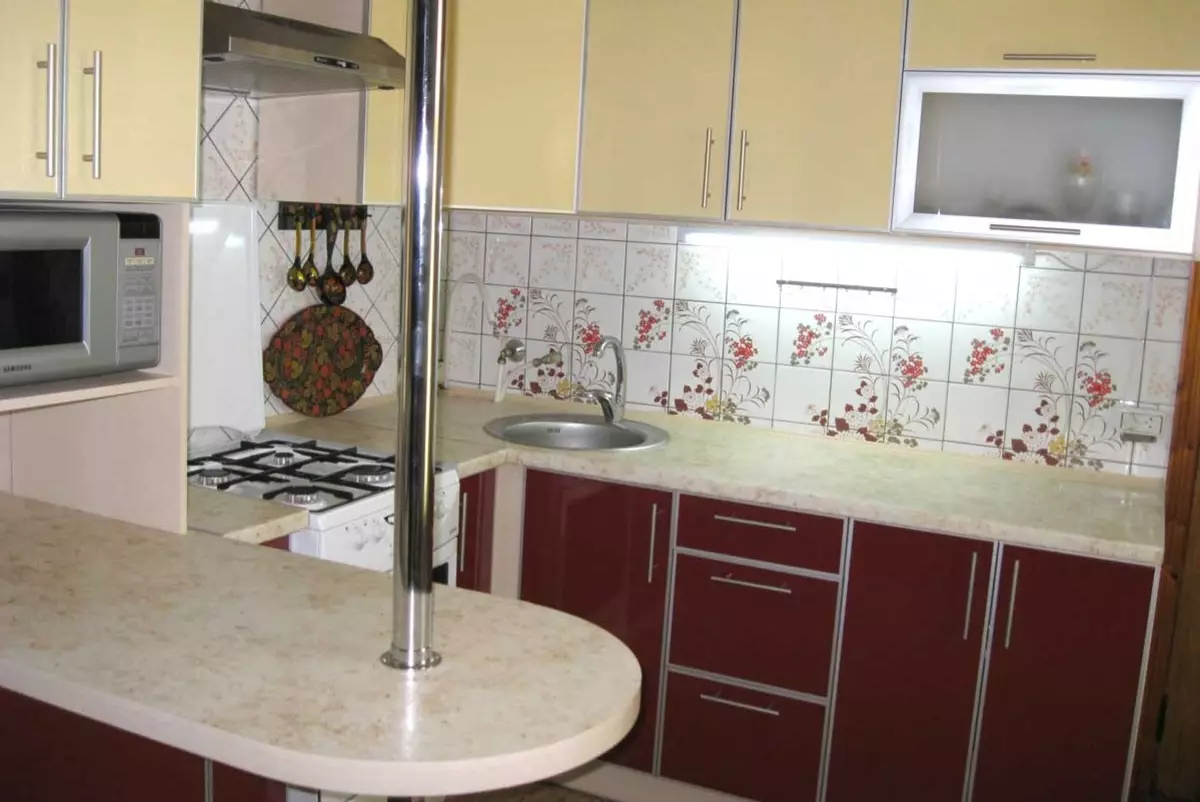 Corner Kuchyne v Khruščov (60 fotografií): Malé kuchyne s chladničkou v okne a umývadlo v rohu, ďalšie pripravené kuchyne, možnosti dizajnu 9572_34