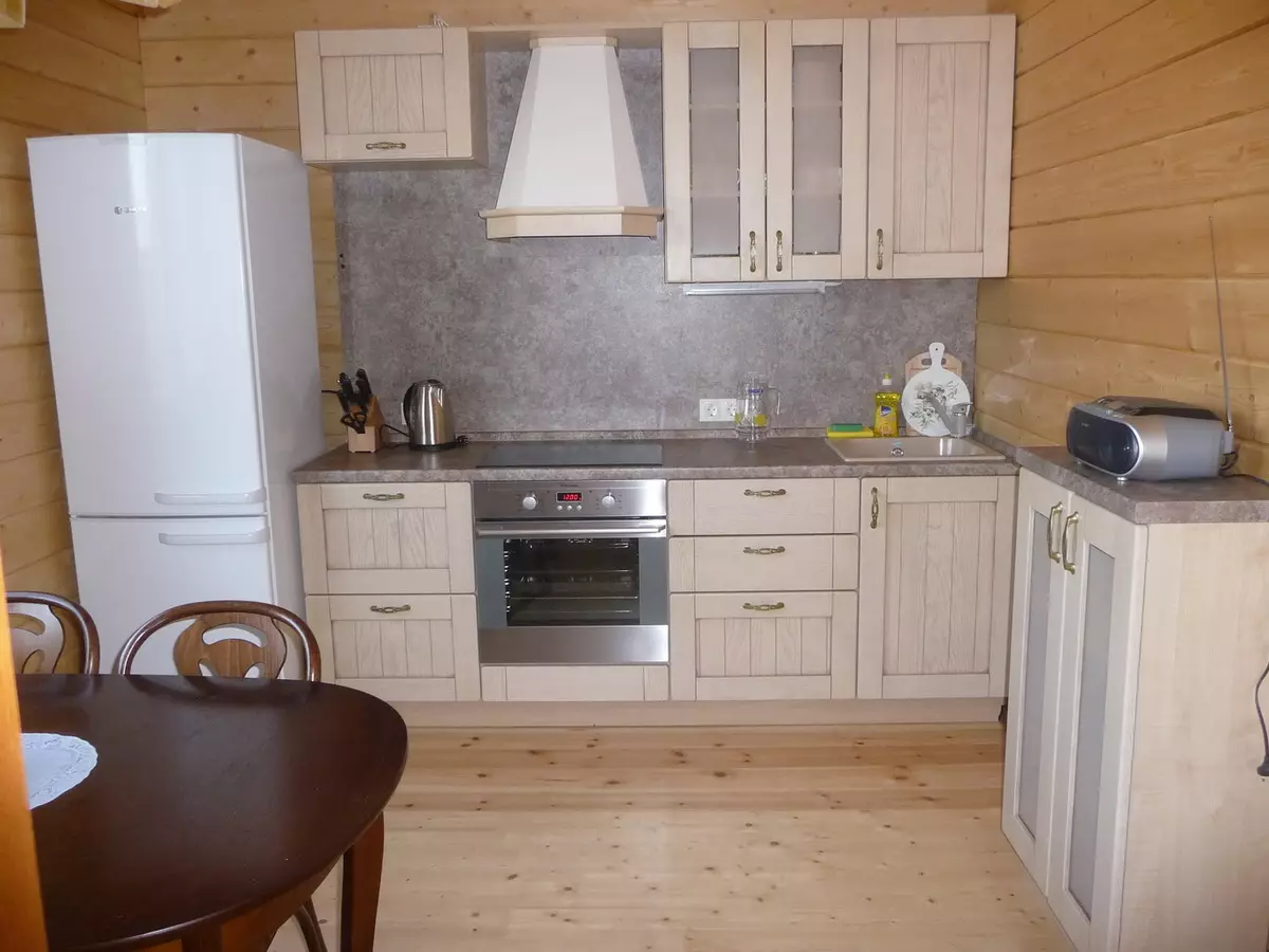 Hjørne kjøkken i Khrushchevka (60 bilder): Små kjøkken med kjøleskap i vinduet og vasken i hjørnet, andre ferdige kjøkken, designalternativer 9572_54