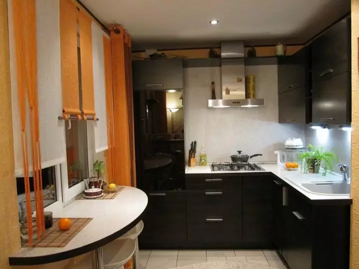 Corner Kuchyne v Khruščov (60 fotografií): Malé kuchyne s chladničkou v okne a umývadlo v rohu, ďalšie pripravené kuchyne, možnosti dizajnu 9572_58