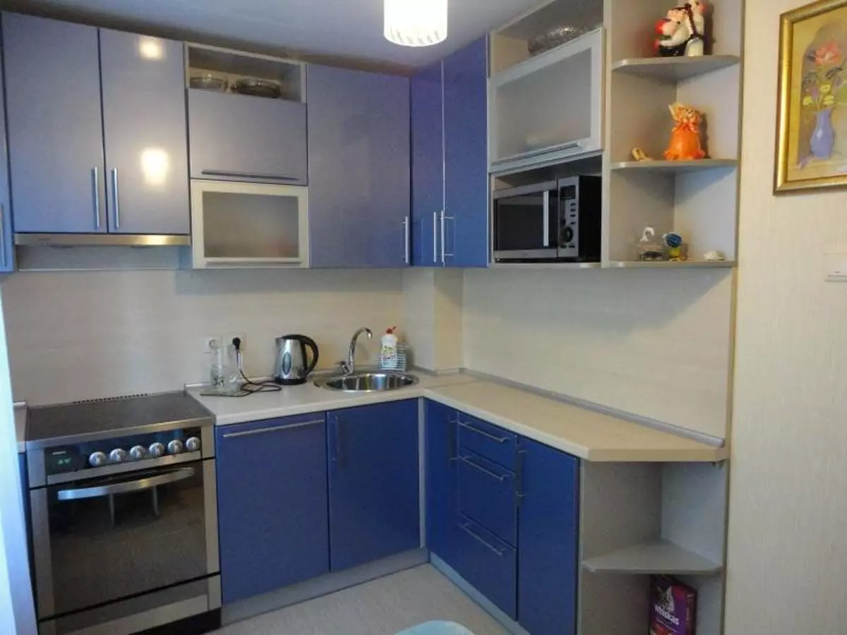 Corner Kuchyne v Khruščov (60 fotografií): Malé kuchyne s chladničkou v okne a umývadlo v rohu, ďalšie pripravené kuchyne, možnosti dizajnu 9572_7