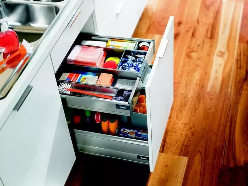 Mengisi lemari dapur di dalam (37 foto): pemilihan rak tambahan dan contoh headset kotak pengisian internal, sistem ditarik dalam furnitur 9579_10
