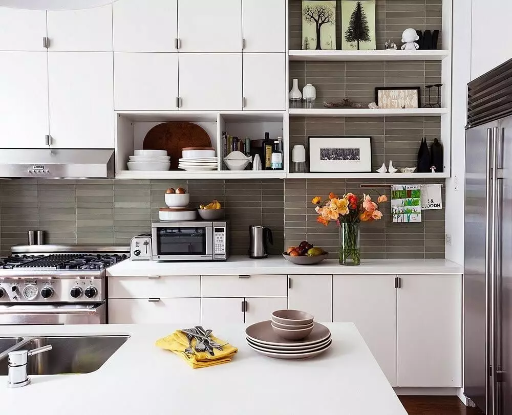 Mengisi lemari dapur di dalam (37 foto): pemilihan rak tambahan dan contoh headset kotak pengisian internal, sistem ditarik dalam furnitur 9579_16