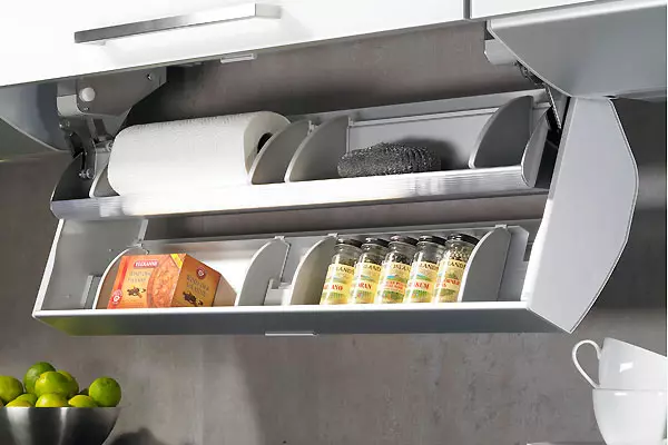Mengisi lemari dapur di dalam (37 foto): pemilihan rak tambahan dan contoh headset kotak pengisian internal, sistem ditarik dalam furnitur 9579_17