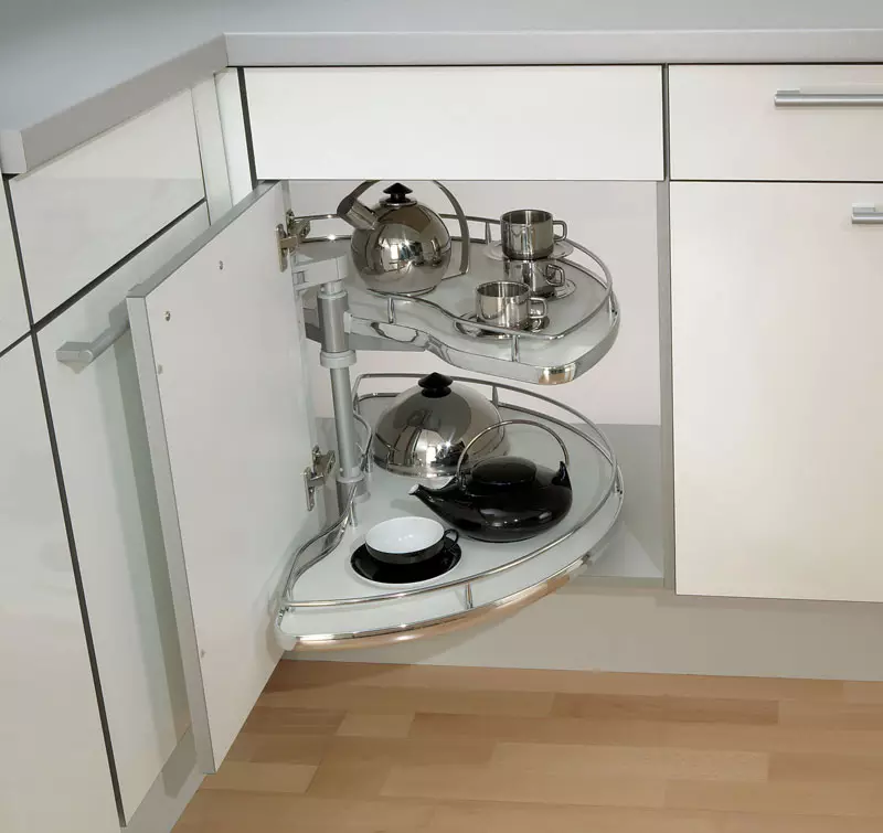 Mengisi lemari dapur di dalam (37 foto): pemilihan rak tambahan dan contoh headset kotak pengisian internal, sistem ditarik dalam furnitur 9579_24