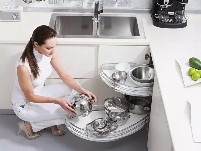 Mengisi lemari dapur di dalam (37 foto): pemilihan rak tambahan dan contoh headset kotak pengisian internal, sistem ditarik dalam furnitur 9579_25