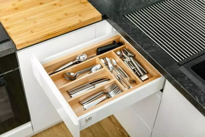 Mengisi lemari dapur di dalam (37 foto): pemilihan rak tambahan dan contoh headset kotak pengisian internal, sistem ditarik dalam furnitur 9579_31