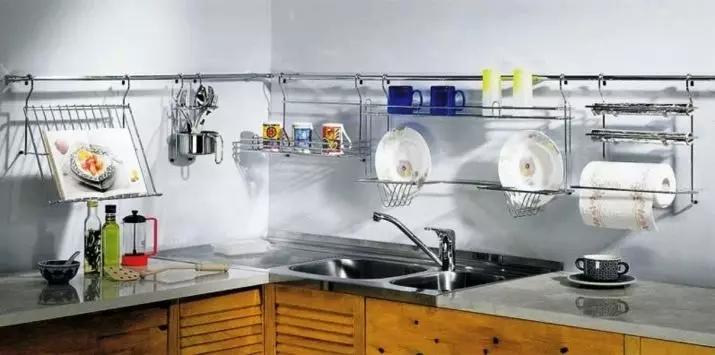 Mengisi lemari dapur di dalam (37 foto): pemilihan rak tambahan dan contoh headset kotak pengisian internal, sistem ditarik dalam furnitur 9579_33