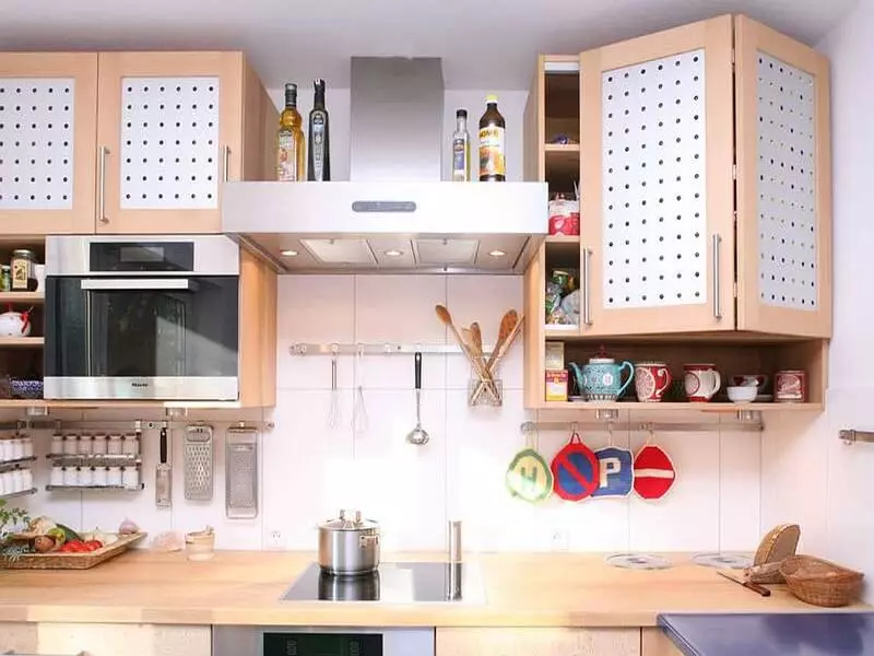 Mengisi lemari dapur di dalam (37 foto): pemilihan rak tambahan dan contoh headset kotak pengisian internal, sistem ditarik dalam furnitur 9579_5