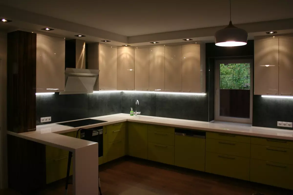 Kutni kuhinje (111 fotografija): Kako odabrati gotove setove slušalica za kuhinju? Modeli sa sjajnim i mat fasadama 9581_109