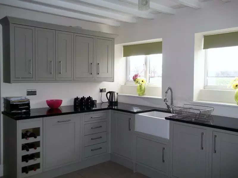 Bir pencere ile köşe mutfaklar (55 fotoğraf): Çalışma alanında bir pencere ile özel bir evde mutfak tasarımı, pencere boyunca yıkama ile bir mutfak kulaklık konusundaki nüanslar 9583_10
