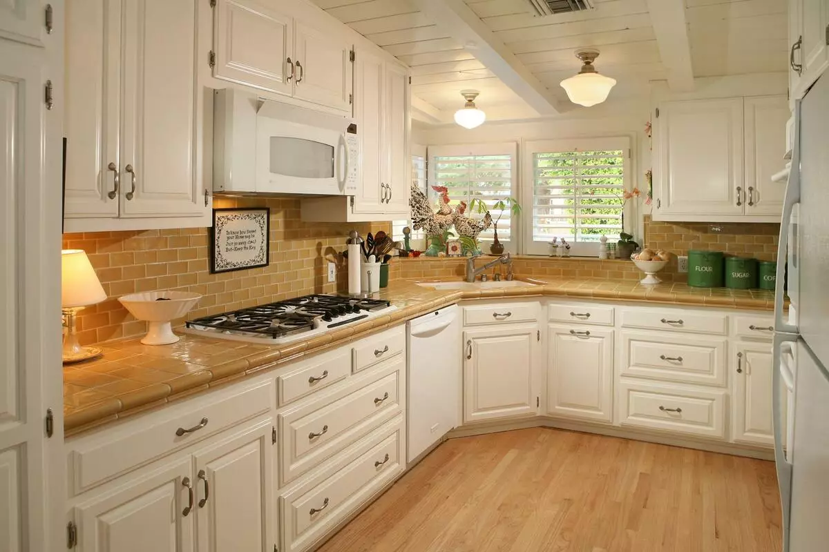 带窗户的角厨房（55张照片）：私人房子的厨房设计，在工作区内有一个窗户，尤其是沿着窗户洗涤的厨房耳机 9583_14