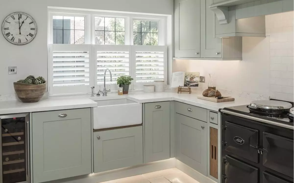 Bir pencere ile köşe mutfaklar (55 fotoğraf): Çalışma alanında bir pencere ile özel bir evde mutfak tasarımı, pencere boyunca yıkama ile bir mutfak kulaklık konusundaki nüanslar 9583_17