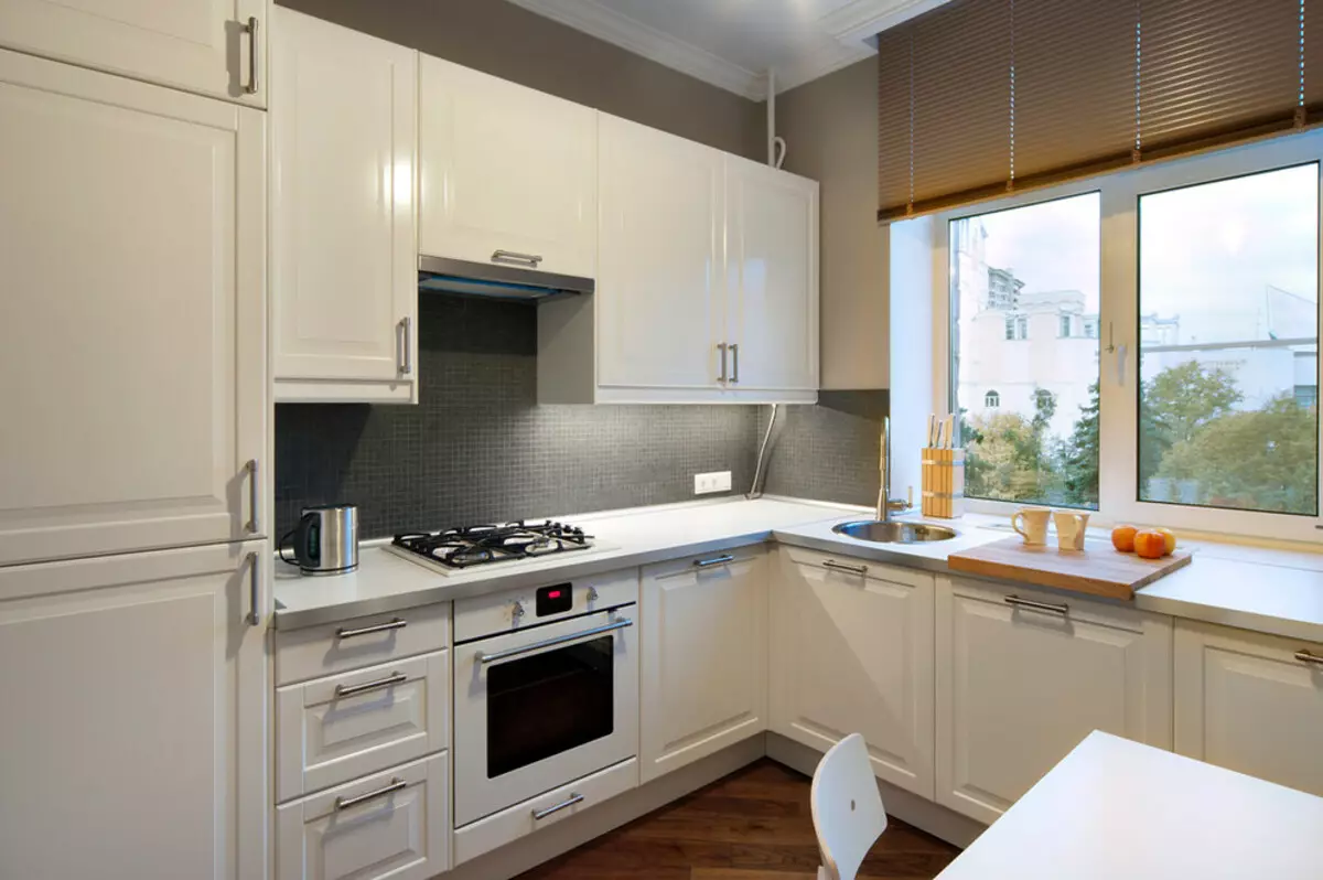 Bir pencere ile köşe mutfaklar (55 fotoğraf): Çalışma alanında bir pencere ile özel bir evde mutfak tasarımı, pencere boyunca yıkama ile bir mutfak kulaklık konusundaki nüanslar 9583_2