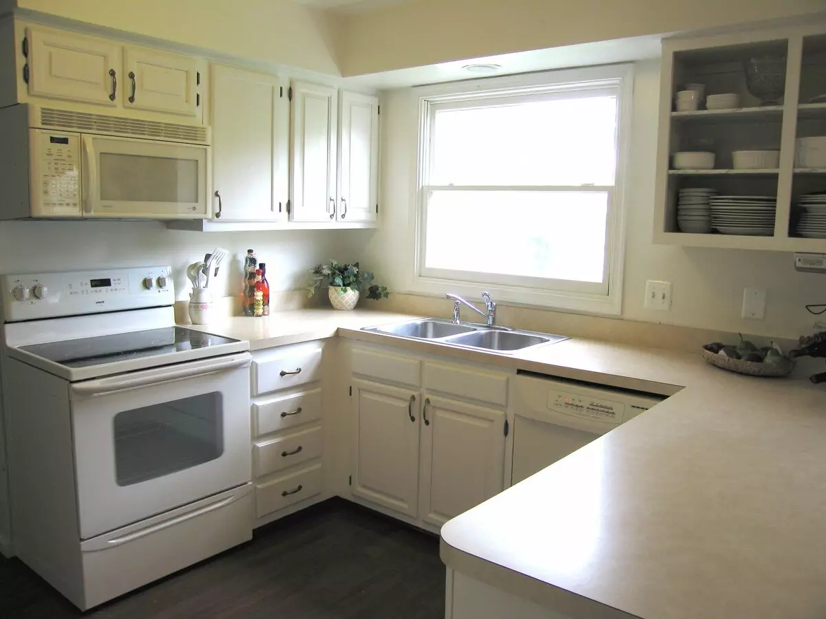 带窗户的角厨房（55张照片）：私人房子的厨房设计，在工作区内有一个窗户，尤其是沿着窗户洗涤的厨房耳机 9583_27
