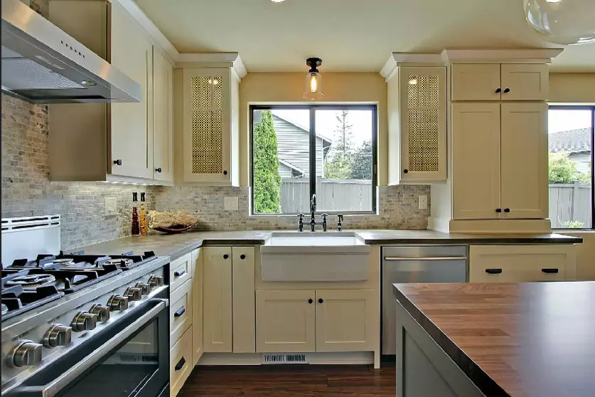 Bir pencere ile köşe mutfaklar (55 fotoğraf): Çalışma alanında bir pencere ile özel bir evde mutfak tasarımı, pencere boyunca yıkama ile bir mutfak kulaklık konusundaki nüanslar 9583_31
