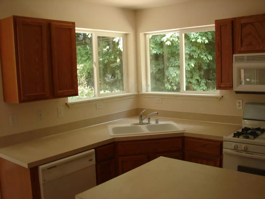 खिडकीसह (55 फोटो) सह कोपर किचन: कामाच्या क्षेत्रातील खिडकीसह स्वयंपाकघर डिझाइन, खिडकीच्या बाजूने धुणे सह स्वयंपाकघर हेडसेट समायोजित करते. 9583_32