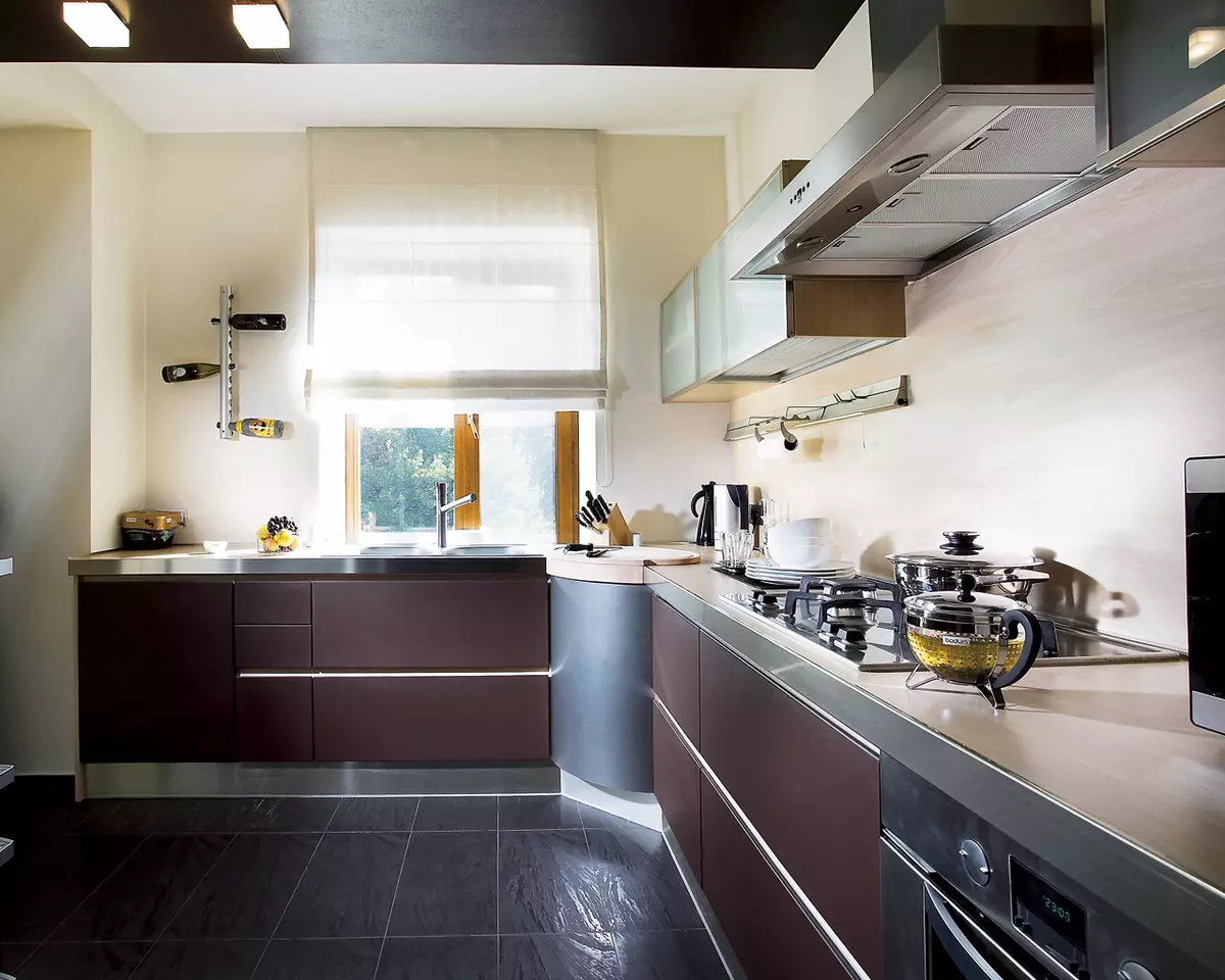 带窗户的角厨房（55张照片）：私人房子的厨房设计，在工作区内有一个窗户，尤其是沿着窗户洗涤的厨房耳机 9583_34